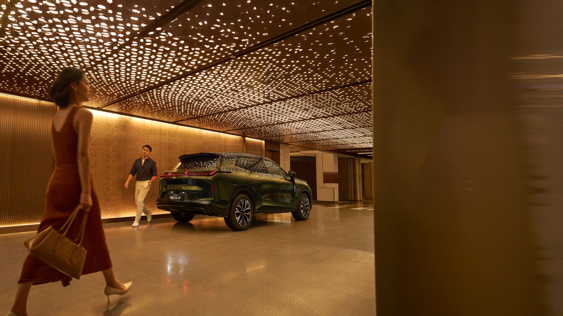 Lynk & Co 08 на подземной парковке
