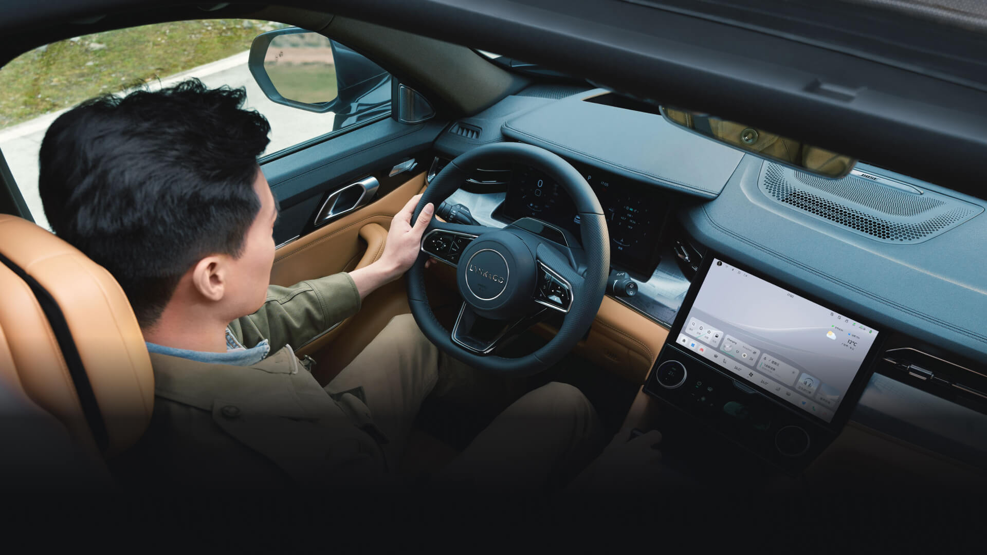 Водитель за рулём Lynk & Co 09 — материал производителя
